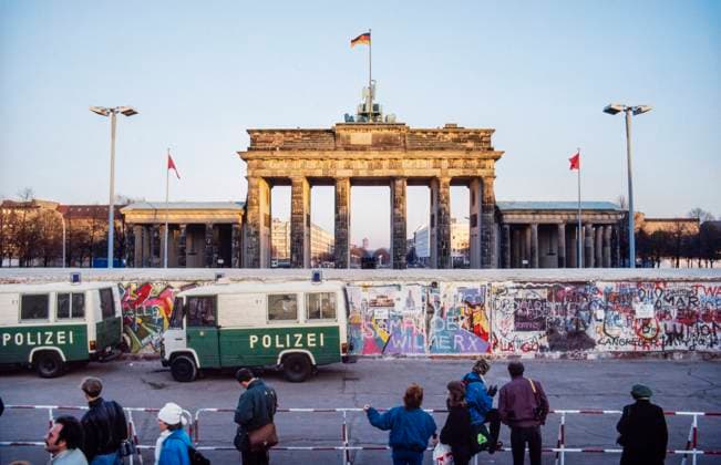 Archivbilder der Woche KW45 after the fall of the wall, 1989, Berlin, Germany DEUTSCHLAND, 18.11.1989, Berlin-Tiergarten,Mitte. 10 Tage nach dem Mauerfall: Internationale Presse, Demonstranten, Schaulustige und Polizei erwarten den Mauerdurchbruch am Brandenburger Tor. 10 days after the fall of the wall: International press, protesters, visitors and the police waiting for the opening of the wall section at the Brandenburg gate. Â *** after the fall of the wall, 1989, Berlin, Germany DEUTSCHLAND, 18 11 1989, Berlin Tiergarten,Mitte 10 Tage nach dem Mauerfall Internationale Presse, Demonstranten, Schaulustige und Polizei erwarten den Mauerdurchbruch am Brandenburger Tor 10 days after the fall of the wall International press, protesters, visitors and the police waiti Copyright: MartinxFejer estost.net Fejer8910541D