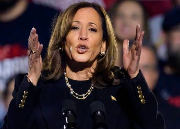 News Themen der Woche KW45 News Bilder des Tages Vice President Kamala Harris addresses her supporters at the Vote for Freedom Rally at The Carrie Blast Furnaces in Rankin, Pennsylvania near Pittsburgh on Monday, November 4, 2024 the eve of the United States Elections.  PIT2024110424 ARCHIExCARPENTER