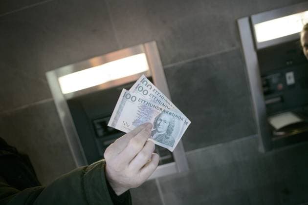 -- AFTONBLADET OUT -- STOCKHOLM 20051106 - En man haller tva hundralappar framför en bankomat. STOCKHOLM SVERIGE x7107x *** AFTONBLADET OUT STOCKHOLM 20051106 A man holds two hundred dollars in front of an ATM STOCKHOLM SWEDEN x7107x  Copyright: xKRISTERxLARSSONx SEDLAR OCH BANKOMAT