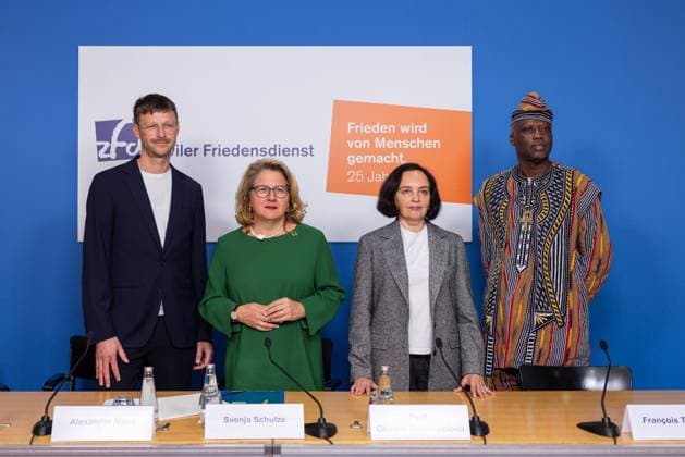 News Themen der Woche KW45 News Bilder des Tages 25 Jahre Ziviler Friedensdienst Deutschland, Berlin am 05.11.2024: Gruppenfoto vor der PK. Von Links nach Rechts: Alexander Mauz, Sprecher des Konsortiums Ziviler Friedensdienst Svenja Schulze (SPD), Bundesministerin für wirtschaftliche Zusammenarbeit und Entwicklung Professorin Oksana Dovgopolova, ZFD-Partnerin aus Odessa (Ukraine) Francois Tendeng, ZFD-Koordinator in Mali. *** 25 years of the Civil Peace Service Germany, Berlin on 05 11 2024 Group photo before the press conference From left to right Alexander Mauz, spokesperson of the Civil Peace Service Consortium Svenja Schulze SPD , Federal Minister for Economic Cooperation and Development Professor Oksana Dovgopolova, CPS partner from Odessa Ukraine Francois Tendeng, CPS coord