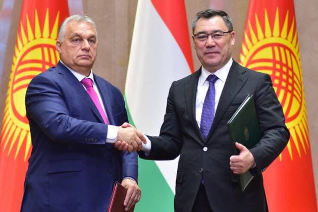 News Themen der Woche KW45 News Bilder des Tages KYRGYZSTAN, BISHKEK - NOVEMBER 5, 2024: Hungary s Prime Minister Viktor Orban (L) and Kyrgyzstan s President Sadyr Japarov shake hands as they exchange joint documents following their meeting at the Yntymak Ordo presidential administration building. Vladislav Nogai TASS  75711553