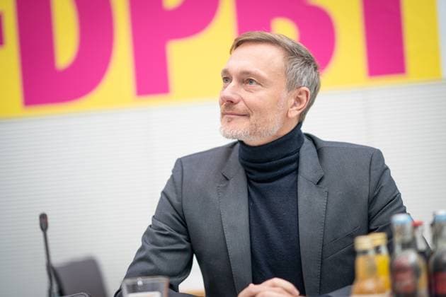 News Themen der Woche KW45 News Bilder des Tages RECORD DATE NOT STATED FDP-Parteivorsitzender und Bundesfinanzminister Christian Lindner zu Beginn der Fraktionssitzung der FDP im Deutschen Bundestag;FDP-Parteivorsitzender und Bundesfinanzminister Christian Lindner zu Beginn der Fraktionssitzung der FDP im Deutschen Bundestag, Berlin Berlin Deutschland Fraktionsebene Bundestag *** FDP Party Chairman and Federal Minister of Finance Christian Lindner at the start of the FDP parliamentary group meeting in the German Bundestag FDP Party Chairman and Federal Minister of Finance Christian Lindner at the start of the FDP parliamentary group meeting in the German Bundestag, Berlin Berlin Germany Parliamentary group level Bundestag