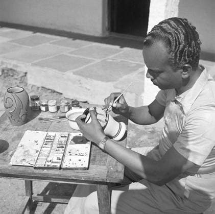 Man using portable rotating lathe applying lacquer to a wringtinforia wood ; painting lacquer toys ; Channapatna ; Karnataka Copyright: xTxSatyan DinodiaxPhotox
