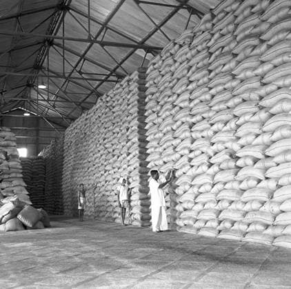 Year 1955 ; people working in sugar factory ; loading of sacks in warehouse ; Mandya ; Mandya district ; Karnataka ; India Copyright: xTxSatyan DinodiaxPhotox