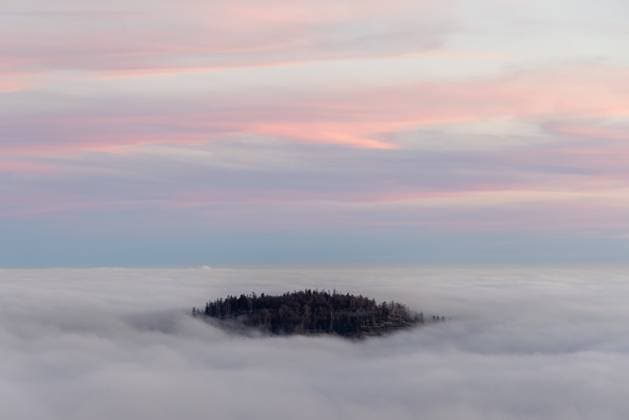 News Themen der Woche KW45 News Bilder des Tages Sonnenuntergang über dem Hochnebel Der Gipfel des Großen Feldbergs im Taunus liegt am Nachmittag über dem Hochnebel, aus dem der Gipfel des Altkönigs herausragt., Schmitten Hessen Deutschland *** Sunset over the high fog The summit of the Großer Feldberg in the Taunus lies in the afternoon over the high fog from which the summit of the Altkönig stands out , Schmitten Hessen Germany