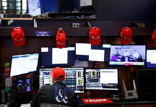 News Bilder des Tages Trump MAGA merchandise hangs above a traders working on the floor of the New York Stock Exchange on Wall Street on Election Day, Tuesday, November 5, 2024 in New York City. Voters accessed polling places across the country on Tuesday to cast ballots in what both major parties called a pivotal presidential election between candidates Vice President Kamala Harris and former President Donald Trump.  NYP20241105129 JOHNxANGELILLO