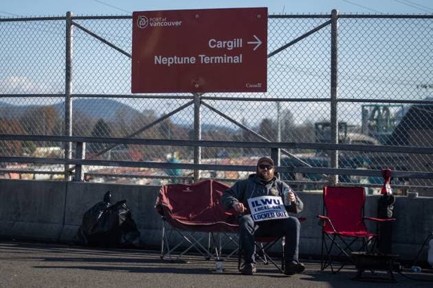 November 5, 2024, Vancouver, Bc, CANADA: A worker pickets at the entrance to the Neptune Terminal during an International Longshore and Warehouse Union labour dispute in North Vancouver, on Tuesday, November 5, 2024. Vancouver CANADA  - ZUMAc35_ 20241105_zaf_c35_050 Copyright: xEthanxCairnsx