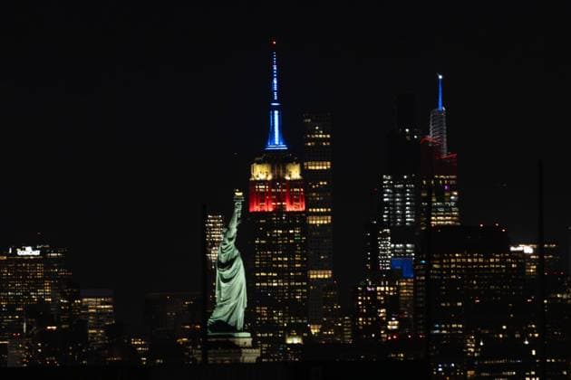 News Themen der Woche KW45 News Bilder des Tages November 5, 2024, New York City, Ny, United States of America: Statue of Liberty and the Empire State Building, a 102-story Art Deco skyscraper in Midtown, lit up in red, white, and blue on Election Night, on November 5, 2024, in New York City, United States. New York City United States of America - ZUMAv122 20241105_aap_v122_005 Copyright: xWilliamxVolcovx