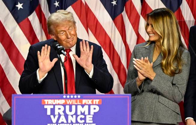 Bilder des Jahres 2024, News 11 November News Themen der Woche KW45 News Bilder des Tages US-Wahlen 2024, Wahlparty der Republikaner in West Palm Beach US-Wahlen 2024, Wahlparty der Republikaner in West Palm Beach Former First Lady Melania Trump listens as former United States President Donald Trump delivers a speech from the Palm Beach Convention Center at the Trump Campaign Election Night Watch Party in West Palm Beach, Florida on Wednesday, November 6, 2024. Some news outlets have called the race in favor of the former president and others have not yet made a decision.  FLP20241105183 JOExMARINO