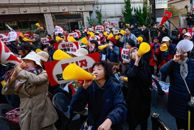 Bilder des Jahres 2024, News 11 November News Themen der Woche KW45 News Bilder des Tages Rally In Support Of President Yoon Suk Yeol Hundreds of party members and supporters hold a protest demanding the resignation of leader Han Dong-hoon, alleging he takes an independent stance in opposition to President Yoon Suk-yeol and possibly prepares for his impeachment, in front of the People Power Party headquarters in Yeouido, in Seoul, South Korea, on November 6, 2024. Demonstrators raise their voices through yellow megaphones, display signs demanding Han s immediate resignation as leader, and express dissatisfaction with his perceived lack of support for President Yoon. Seoul South Korea  Copyright: xChrisxJungx originalFilename: jung-rallyins241106_np6J7.jpg
