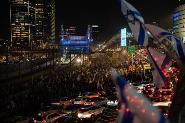 Bilder des Jahres 2024, News 11 November News Themen der Woche KW45 Tel Aviv Protest Israeli Defense Minister Removal Thousands of Israelis have gathered in a spontaneous protest in Tel Aviv, lighting fires and blocking one of the busiest highways in the country, following Israeli Defense Minister, Yoav Gallant, being fired by Israeli prime minister Benjamin Netanyahu. Tel Aviv Tel Aviv Israel Copyright: xOrixAviramx