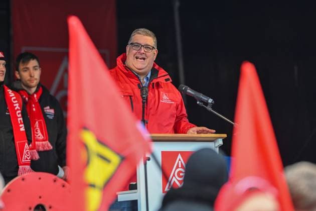News Themen der Woche KW45 News Bilder des Tages Warnstreik bei den Tarifbeschaeftigte der IG Metall Osnabrueck vor dem Gewerkschaftshaus in Osnabrück (Foto vom 06.11.2024). Hier Stephan Soldanski der IG Osnabrück. Aufnahme aus öffentlichen Grund! Foto: osnapix Warnstreik bei den Tarifbeschäftigte der IG Metall Osnabrück *** Warning strike at the tariff employees of IG Metall Osnabrueck in front of the union building in Osnabrück Photo from 06 11 2024 Here Stephan Soldanski of IG Osnabrück recording for public reason Photo osnapix Warning strike at the tariff employees of IG Metall Osnabrück MT