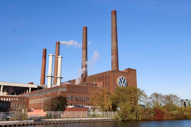 Aussenansicht des Volkswagen-Werks in Wolfsburg, Aussenansicht, Volkswagen-Werk Wolfsburg, Volkswagen-Werk am 03. November 2024 in Wolfsburg, Deutschland. (Foto von Marco Steinbrenner DeFodi Images) Exterior view of the Volkswagen plant in Wolfsburg, Aussenansicht, Volkswagen-Werk Wolfsburg, Volkswagen-Werk, November 3, 2024 in Wolfsburg, Germany. (Photo by Marco Steinbrenner DeFodi Images) Defodi-700_vw_werk_wolfsburg_20241103_028 *** Exterior view of the Volkswagen plant in Wolfsburg, Exterior view, Volkswagen plant Wolfsburg, Volkswagen plant on November 03, 2024 in Wolfsburg, Germany Photo by Marco Steinbrenner DeFodi Images Exterior view of the Volkswagen plant in Wolfsburg, Exterior view, Volkswagen plant Wolfsburg, Volkswagen plant Defodi-700