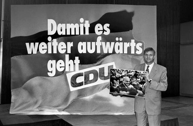 Archivbilder der Woche KW45 Deutschland, Bonn 24.08.1994 Archiv.: 48-41-07 Fuer Ihr Archiv! Foto: CDU-Generalsekretär Peter Hintze bei der Vorstellung der CDU-Wahlplakate zur Bundestagswahl Fuer Ihr Archiv! *** Germany, Bonn 24 08 1994 Archiv 48 41 07 Fuer Ihr Archiv Photo CDU Secretary General Peter Hintze at the presentation of the CDU election posters for the Bundestag election Fuer Ihr Archiv