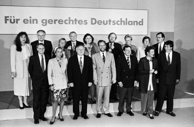 Archivbilder der Woche KW45 Deutschland, Bonn 29.08.1994 Archiv.: 48-51-10 Schattenkabinett-Rudolf Scharping Foto: hintere Reihe: Monika Griefahn, Peter Glotz, Christine Bergmann, Guenter Verheugen, Heidemarie Wieczorek-Zeul, Wolfgang Thierse, Ilse Brummis, Anke Fuchs, Rudolf Dressler, vordere Reihe: Hans-Ulrich Klose, Heidi Schüller, Oskar Lafontaine, Rudolf Scharping, Gerhard Schroeder, Herta Daeubler-Gmelin und Ulrich Maurer Schattenkabinett-Rudolf Scharping *** Germany, Bonn 29 08 1994 Archive 48 51 10 Shadow Cabinet Rudolf Scharping Photo back row Monika Griefahn, Peter Glotz, Christine Bergmann, Guenter Verheugen, Heidemarie Wieczorek Zeul, Wolfgang Thierse, Ilse Brummis, Anke Fuchs, Rudolf Dressler, front row Hans Ulrich Klose, Heidi Schüller, Oskar Lafon