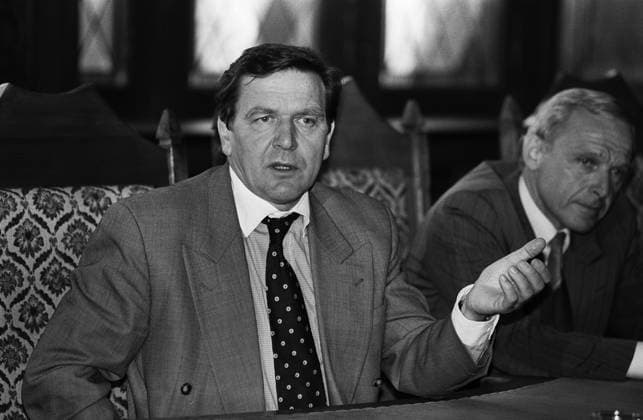 Archivbilder der Woche KW45 SPD Schröter _Wahlkampf 05.10.1994, Chemnitz, Markt, Rathaus, SPD Politiker und Kanzlerkandidat Gerhard Schröder( niedersächsischer Ministerpräsident) besucht Chemnitz. Gegen 11 Uhr kam er auf dem Markt an und wurde von etwa 100 Fans empfangen. Danach Eintrag in das Goldene Buch der Stadt im Beisen des OB Dr. Peter Seifert. *** SPD Schröter election campaign 05 10 1994, Chemnitz, market, town hall, SPD politician and candidate for chancellor Gerhard Schröder, Minister President of Lower Saxony, visits Chemnitz He arrived at the market at around 11 a.m. and was welcomed by about 100 fans Afterwards he was entered in the citys Golden Book in the presence of the mayor Dr. Peter Seifert