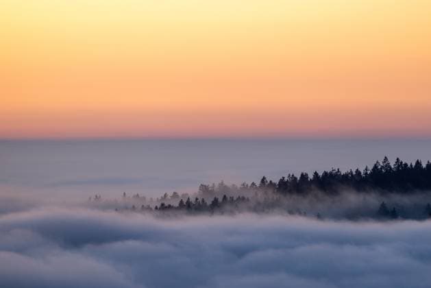 Sonnenuntergang über dem Nebel Die Höhenlagen des Taunus ragen am späten Nachmittag aus dem Hochnebel., Kronberg Hessen Deutschland *** Sunset over the fog The heights of the Taunus rise out of the high fog in the late afternoon , Kronberg Hessen Germany