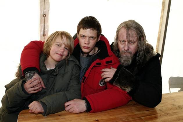 VARNHEM 20070321 - 3 x Skarsgard. Valter Skarsgard, 10 och Bill Skarsgard, 16, tar en vilopaus med pappa Stellan, 56, under Arn -inspelningarna. Det är kul att jobba ihop , säger Bill. VARNHEM SVERIGE x8506x *** HOME 20070321 3 x Skarsgard Valter Skarsgard, 10, and Bill Skarsgard, 16, take a break with dad Stellan, 56, during the Arn shoot Its fun to work together, says Bill HOME SWEDEN x8506x  Copyright: xLENNARTxREHNMANx xGTx xTTx ARN FAMIJEN SKARSGARD