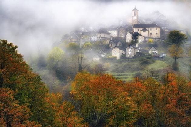 Dorfansicht Corippo im Nebel umgeben von herbstfarbenen Laubbäumen, Verzascatal, Kanton Tessin, Schweiz, Europa Village view of Corippo in the fog surrounded by autumn-coloured deciduous trees, Verzasca Valley, Canton Ticino, Switzerland, Europe Copyright: imageBROKER DanielxBärtschi ibxdab11709856.jpg