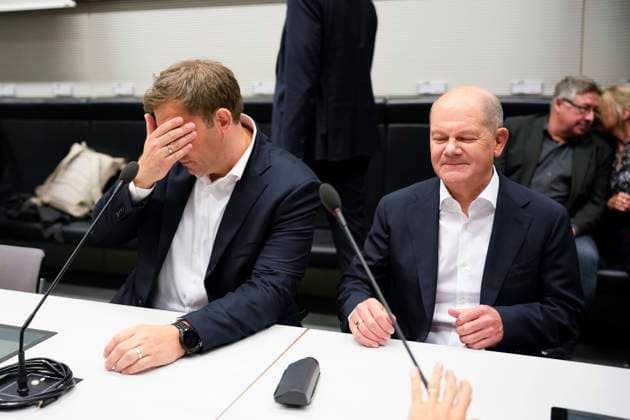SPD-Bundestagsfraktion, nach dem Ampel Aus im Bundestag Fraktionssitzung SPD-Bundestagsfraktion, nach dem Ampel Aus, im Bundestag Lars Klingbeil, Parteivorsitzender, SPD bejubelter Bundeskanzler Olaf Scholz Berlin Berlin GER *** SPD parliamentary group in the Bundestag, after the Ampel Aus in the Bundestag SPD parliamentary group in the Bundestag, after the Ampel Aus in the Bundestag Lars Klingbeil, party chairman, SPD acclaimed Federal Chancellor Olaf Scholz Berlin Berlin GER