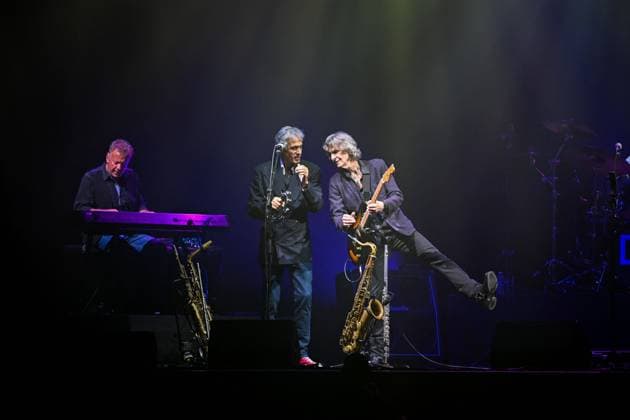 Entertainment Themen der Woche KW45 Entertainment Bilder des Tages Dire Straits Experience In Concert At The Zenith - Paris The Dire Straits Experience, Chris White, Terence Reis performs at the Zenith in Paris, France on November 6, 2024. Photo by Christophe Meng ABACAPRESS.COM Paris France  Copyright: xMengxChristophe ABACAx