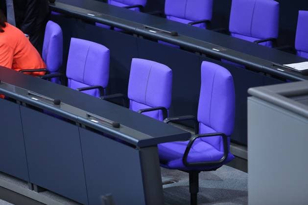 News Themen der Woche KW45 Berlin, Deutschland, 07.11.2024: Deutscher Bundestag: 197. Bundestagssitzung: Leere Plätze des Kanzlers, des Wirtschaftsministers und des Finanzministers vor Sitzungsbeginn *** Berlin, Germany, 07 11 2024 German Bundestag 197 Bundestag session Empty seats of the Chancellor, the Minister of Economic Affairs and the Minister of Finance before the start of the session Copyright: xdtsxNachrichtenagenturx dts_50652