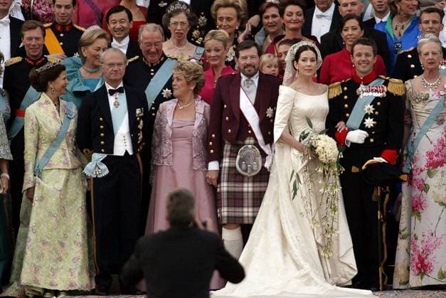 Dänische Königin Mary trauert um ihren Vater John Dalgleish Donaldson, Archivbilder #2 ** AFTONBLADET OCH VG OUT ** COPENHAGEN FREDRIKSBORG 2004-04-14 Bröllopet mellan Kronprins Frederik och kronprisessan Mary. Alla de kungliga gästerna med brudparet samlade pa Fredriksborgs slottstrappa. Foto Ulf Ryd Kod 38 COPYRIGHT SCANPIX SWEDEN KÖPENHAMN DANMARK x38x *** AFTONBLADET AND VG OUT COPENHAGEN FREDRIKSBORG 2004 04 14 The wedding between Crown Prince Frederik and Crown Princess Mary All the royal guests with the bride and groom gathered on the steps of Fredriksborg Palace Photo Ulf Ryd Code 38 COPYRIGHT SCANPIX SWEDEN KÖPENHAMN DENMARK x38x  Copyright: xULFxRYDx Fredrik och Mary kungliga gäster