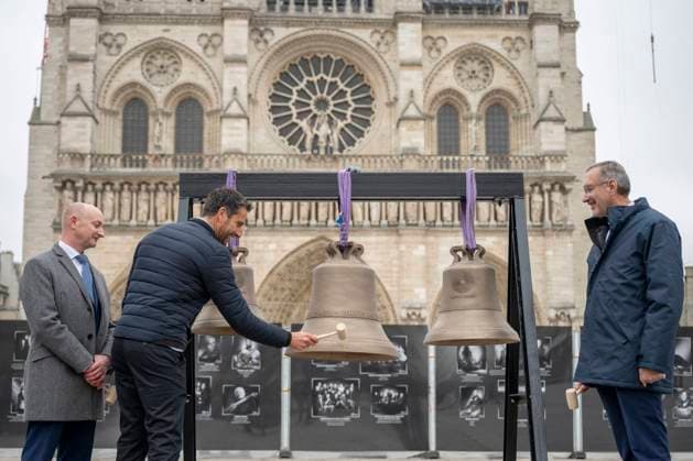 Bilder des Jahres 2024, News 11 November News Themen der Woche KW45 News Bilder des Tages Notre-Dame Welcomes Three New Bells - Paris French President of the Paris 2024 Olympics and Paralympics Organising Committee (COJO) Tony Estanguet, next to the Rector-Archbishop of Notre-Dame cathedral Monseigneur Olivier Ribadeau Dumas and the Director of the Cornille Havard bell foundry Paul Bergamo, rings the three new bells, including the bell used during the Paris Olympic Games, set to be placed into Paris Notre-Dame cathedral on November 7, 2024. Photo by Eliot Blondet ABACAPRESS.COM Paris France  Copyright: xBlondetxEliot ABACAx