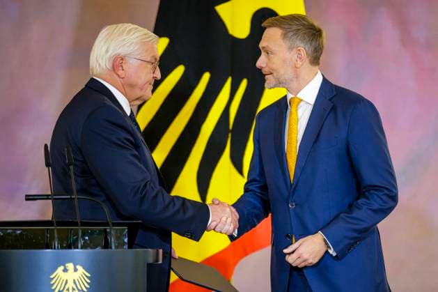 News Themen der Woche KW45 News Bilder des Tages Bundespraesident Frank-Walter Steinmeier, übergibt Christian Lindner (FDP), Bundesminister der Finanzen, seine Entlassungsurkunde. Berlin, 08.10.2024. Berlin Deutschland *** German President Frank Walter Steinmeier hands Christian Lindner FDP , Federal Minister of Finance, his certificate of dismissal Berlin, 08 10 2024 Berlin Germany Copyright: xThomasxImox