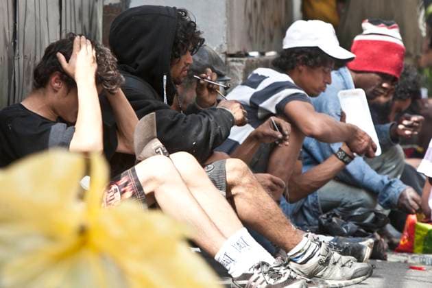 SAO PAULO, 24 DE JULHO DE 2012 - CRACOLANDIA SP- na foto usuarios de Crack na rua guaianazes, usando drogas na rua mesmo com a continuidade do Plano do governo estadual, Operacao CracolÃ¢ndia, iniciada em 3 de janeiro deste ano para combater o consumo e a venda de crack nas ruas do centro de Sao Paulo Local:, rua guaianazes, bairro campos eliseos, centro de Sao Paulo FOTO VAGNER CAMPOS BRAZIL PHOTO PRESS EDITORIAL USE ONLY Copyright: xx NACHOx xjohnsonx xALFAQUIx dpphotos158865