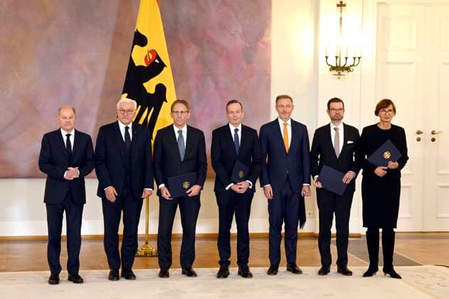 Bilder des Jahres 2024, News 11 November News Themen der Woche KW45 News Bilder des Tages Olaf Scholz, Frank-Walter Steinmeier, Jörg Kukies, Volker Wissing, Christian Lindner, Marco Buschmann und Bettina Stark-Watzinger bei der Übergabe der Entlassungsurkunden gemäß Artikel 64 Abs. 1 Satz 1 des Grundgesetzes auf Vorschlag des Bundeskanzlers an den Bundesminister der Finanzen Christian Lindner, dem Bundesminister der Justiz Marco Buschmann und der Bundesministerin für Bildung und Forschung Bettina Stark-Watzinger sowie der Ernennungsurkunden für den neuen Justizminister Volker Wissing und den neuen Finanzminister Jörg Kukies im Schloss Bellevue. Berlin, 07.11.2024 *** Olaf Scholz, Frank Walter Steinmeier, Jörg Kukies, Volker Wissing, Christian Lindner, Marco Buschmann and Bettina Stark Watzinger at the presentation of the Foto:xF.xKernx xFuturexImagex entlassungen_4114