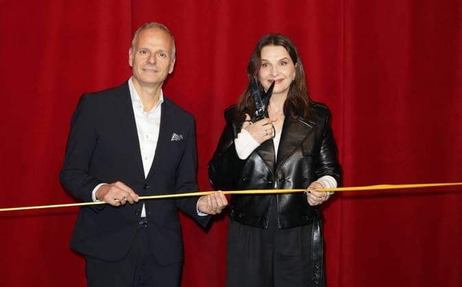Entertainment Themen der Woche KW45 Entertainment Bilder des Tages Juliette Binoche at the inauguration of the 2024 Christmas windows at the Printemps Haussmann department store in Paris Jean Marc Bellaiche, CEO of Le Printemps and Juliette Binoche at the inauguration of the 2024 Christmas windows at the Printemps Haussmann department store in Paris, France on November 07, 2024 Coadic Guirec Bestimage Juliette Binoche launches the Christmas windows animations and lights at Le Printemps on November 07, 2024 in Paris, France Paris France  Copyright: xCOADICxGUIRECx xBESTIMAGExCOADICxGUIRECx xBESTIMAGEx