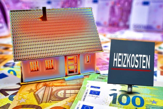 Bavaria, Germany - November 7, 2024: Heating costs, written on a sign next to an apartment or house with thermography. Symbolic image for costs for heating in winter, savings and demand or energy requirements. PHOTOMONTAGE *** Heizkosten, steht auf einem Schild neben einer Wohnung, bzw. Wohnhaus mit Thermografie. Symbolbild für Kosten für Heizen im Winter, Ersparnisse und Bedarf, bzw. Energiebedarf. FOTOMONTAGE