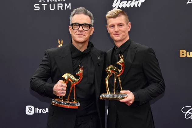Bilder des Jahres 2024, Entertainment 11 November Entertainment Themen der Woche KW45 Entertainment Bilder des Tages Robbie Williams und Toni Kroos bei der 76. Bambi-Verleihung 2024 in den Bavaria Filmstudios. München, 07.11.2024 *** Robbie Williams and Toni Kroos at the 76 Bambi Awards 2024 in the Bavaria Filmstudios Munich, 07 11 2024 Foto:xS.xSpöttelx xFuturexImagex bambi2024_0403