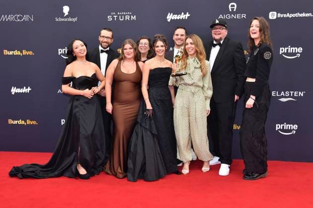 Entertainment Bilder des Tages Harriet Herbig-Matten mit dem Team von Maxton Hall - Die Welt zwischen uns bei der 76. Bambi-Verleihung 2024 in den Bavaria Filmstudios. München, 07.11.2024 *** Harriet Herbig Matten with the team from Maxton Hall The world between us at the 76 Bambi Awards 2024 at the Bavaria Film Studios Munich, 07 11 2024 Foto:xS.xSpöttelx xFuturexImagex bambi2024_0649