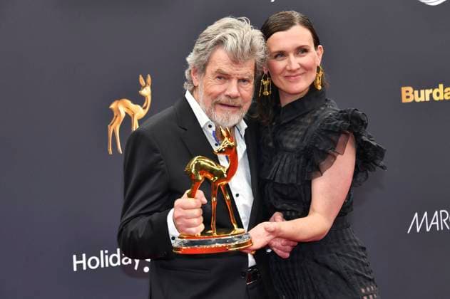Entertainment Themen der Woche KW45 Entertainment Bilder des Tages Reinhold Messner mit Ehefrau Diane Messner bei der 76. Bambi-Verleihung 2024 in den Bavaria Filmstudios. München, 07.11.2024 *** Reinhold Messner with wife Diane Messner at the 76 Bambi Awards 2024 at the Bavaria Film Studios in Munich, 07 11 2024 Foto:xS.xSpöttelx xFuturexImagex bambi2024_0703