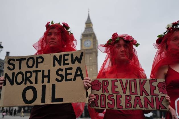 News Themen der Woche KW45 News Bilder des Tages November 8, 2024, London, England, United Kingdom: Fossil Free London activists stage a die-in outside the Houses of Parliament to protest the governmentÃ¢â‚¬â ¢s approval of the Rosebank oil field. The demonstration calls for an immediate halt to the project, which activists argue undermines the UKÃ¢â‚¬â ¢s climate commitments. The decision is set to be legally challenged by Uplift and Greenpeace, with court proceedings beginning on 12 November. The protest highlights growing public opposition to new fossil fuel developments. London United Kingdom - ZUMAp242 20241108_zip_p242_008 Copyright: xJoaoxDanielxPereirax