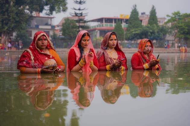 Bilder des Jahres 2024, News 11 November News Themen der Woche KW45 News Bilder des Tages Chhath Festival Celebrated In Nepal Devotees worship the rising sun in Kamalpokhari, Bhaktapur, on the last day of the Chhath Festival. Chhath is a Hindu festival dedicated to the worship of the Sun God, also known as Surya Dev. Bhaktapur Nepal  Copyright: xAmitxMachamasix originalFilename: machamasi-notitle241108_npMRf.jpg