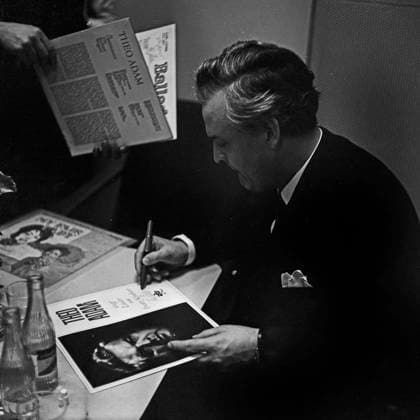 Theo Adam Theo Adam, deutscher Opernsänger der Stimmlage Bassbariton, signiert seine Schallplatte in Ost Berlin, DDR 1968. Ost-Berlin Berlin Deutsche Demokratische Republik *** Theo Adam Theo Adam, German opera singer the Voice Bass-baritone, signed its Record in East Berlin, GDR 1968 East Berlin Berlin German Democratic Republic Copyright: TassiloxLeher LEH_91010000537 Nur redaktionelle Nutzung. Editorial usage only. EDITORIAL USE ONLY