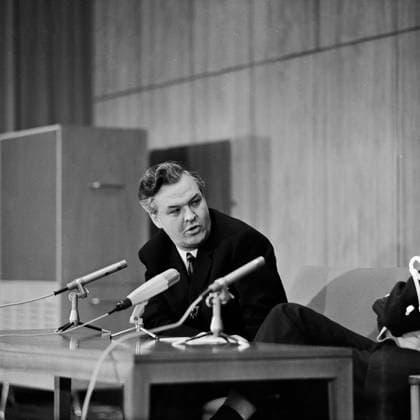 Theo Adam Theo Adam, deutscher Opernsänger der Stimmlage Bassbariton, bei einer Pressekonferenz in Ost Berlin, DDR 1968. Ost-Berlin Berlin Deutsche Demokratische Republik *** Theo Adam Theo Adam, German opera singer the Voice Bass-baritone, at a Press conference in East Berlin, GDR 1968 East Berlin Berlin German Democratic Republic Copyright: TassiloxLeher LEH_91010000539 Nur redaktionelle Nutzung. Editorial usage only. EDITORIAL USE ONLY
