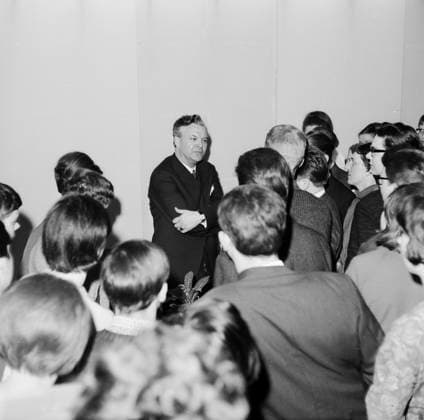 Theo Adam Theo Adam, deutscher Opernsänger der Stimmlage Bassbariton, trifft auf Fans nach einer Pressekonferenz in Ost Berlin, DDR 1968. Ost-Berlin Berlin Deutsche Demokratische Republik *** Theo Adam Theo Adam, German opera singer the Voice Bass-baritone, meets at Fans to a Press conference in East Berlin, GDR 1968 East Berlin Berlin German Democratic Republic Copyright: TassiloxLeher LEH_91010000642 Nur redaktionelle Nutzung. Editorial usage only. EDITORIAL USE ONLY
