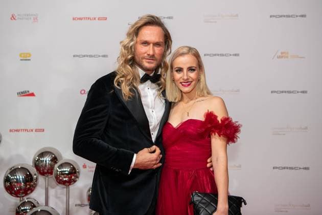 Entertainment Themen der Woche KW45 Entertainment Bilder des Tages Leipzig - 29. Leipziger Opernball auf dem Augustusplatz 08.11.2024 Leipzig, Augustusplatz (Oper Leipzig) Im Foto: Nico Schwanz, Model, mit Freundin Julia Prokopy Am 8. November 2024 findet in der Oper Leipzig der 29. Leipziger Opernball statt. Dazu sind erneut Dutzende nationale und internationale Stars eingeladen. Leipzig Oper Leipzig Sachsen Deutschland *** Leipzig 29 Leipzig Opera Ball on Augustusplatz 08 11 2024 Leipzig, Augustusplatz Opera Leipzig In the photo Nico Schwanz, model, with girlfriend Julia Prokopy On November 8, 2024, the 29 Leipzig Opera Ball will take place at Leipzig Opera Once again, dozens of national and international stars have been invited Leipzig Opera Leipzig Saxony Germany Copyright: xEHLxMedia MichelxKöhlerx 20241108_leipziger-opernball-mk-1_4