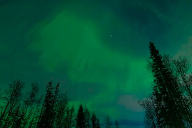 Bilder des Jahres 2024, News 11 November News Themen der Woche KW45 News Bilder des Tages Northern Lights (Aurora Borealis) illuminate the sky in Alaska, United States Eagle River, Alaska, United States - November 9, 2024: The Aurora Borealis, known as Alaska s northern lights, presented a mesmerizing dance of light in the sky today. Triggered by recent solar flares, this aurora show created a unique visual experience in Alaska s dark and clear skies. The northern lights continue throughout the long winter nights, creating an unforgettable sight for nature lovers and photographers in the region. Copyright: xHASANxAKBASx