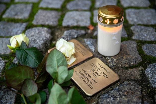 Bilder des Jahres 2024, News 11 November News Themen der Woche KW45 News Bilder des Tages Zum Gedenken an den November-Pogrom 1938 treffen sich jedes Jahr am 9.11. zahlreiche Einwohner zum gemeinsamen Putzen der Stolpersteine, die an die ermordeten Juden in Greifswald erinnern. Hier: Hermann und Hedwig Cohn Greifswald, Gedenken, Novemberpogrom, Mühlenstraße 1 *** To commemorate the November Pogrom of 1938, numerous residents meet every year on 9 11 to clean the Stolpersteine together, which commemorate the murdered Jews in Greifswald Here Hermann and Hedwig Cohn Greifswald, Commemoration, November Pogrom, Mühlenstraße 1