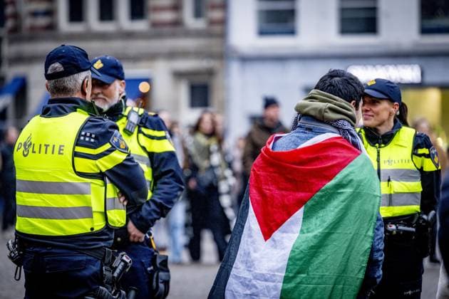 AMSTERDAM -Police officers at a small-pro palestine demonstration on Dam Square. Extra security measures are in place in Amsterdam due to tensions and violence surrounding supporters of Israeli soccer club Maccabi Tel Aviv. There is a ban on demonstrations throughout the capital this weekend. The entire city has also been designated a security risk area. ANP ROBIN UTRECHT netherlands out - belgium out  Copyright: xx x513054453x originalFilename: 513054453.jpg