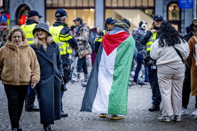 AMSTERDAM -Police officers at a small-pro palestine demonstration on Dam Square. Extra security measures are in place in Amsterdam due to tensions and violence surrounding supporters of Israeli soccer club Maccabi Tel Aviv. There is a ban on demonstrations throughout the capital this weekend. The entire city has also been designated a security risk area. ANP ROBIN UTRECHT netherlands out - belgium out  Copyright: xx x513054469x originalFilename: 513054469.jpg