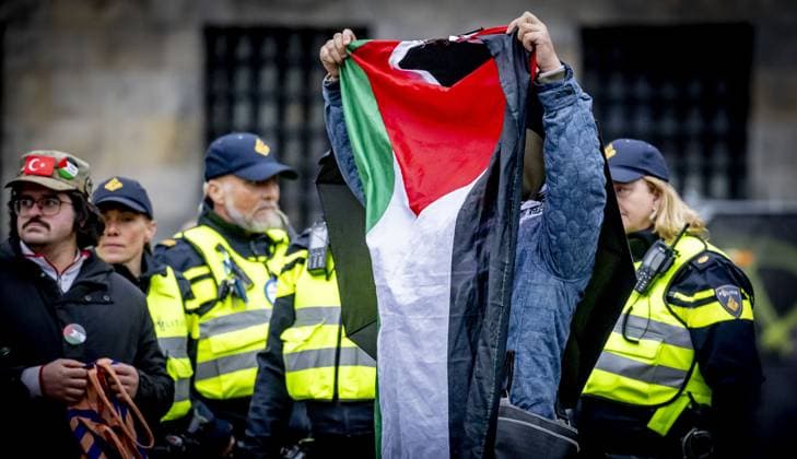 AMSTERDAM -Police officers at a small-pro palestine demonstration on Dam Square. Extra security measures are in place in Amsterdam due to tensions and violence surrounding supporters of Israeli soccer club Maccabi Tel Aviv. There is a ban on demonstrations throughout the capital this weekend. The entire city has also been designated a security risk area. ANP ROBIN UTRECHT netherlands out - belgium out  Copyright: xx x513054538x originalFilename: 513054538.jpg