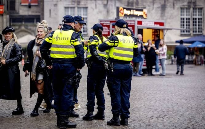 AMSTERDAM -Police officers on Dam Square. Extra security measures are in place in Amsterdam due to the tensions and violence surrounding supporters of Israeli soccer club Maccabi Tel Aviv. There is a ban on demonstrations throughout the capital this weekend. The entire city has also been designated a security risk area. ANP ROBIN UTRECHT netherlands out - belgium out  Copyright: xx x513055142x originalFilename: 513055142.jpg