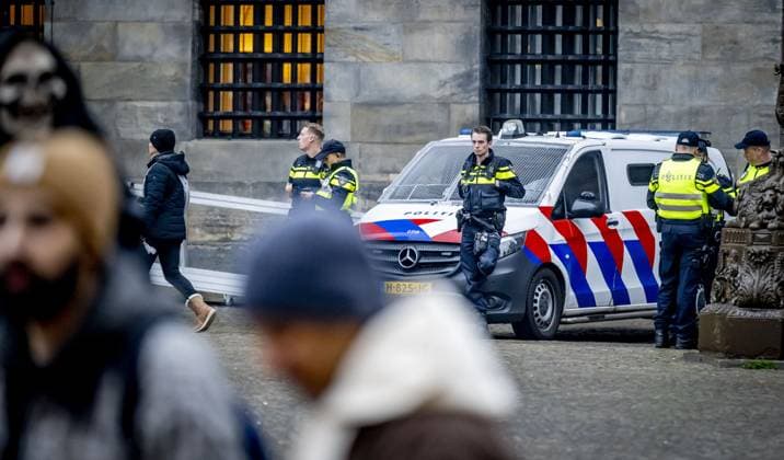 AMSTERDAM -Police officers on Dam Square. Extra security measures are in place in Amsterdam due to the tensions and violence surrounding supporters of Israeli soccer club Maccabi Tel Aviv. There is a ban on demonstrations throughout the capital this weekend. The entire city has also been designated a security risk area. ANP ROBIN UTRECHT netherlands out - belgium out  Copyright: xx x513057918x originalFilename: 513057918.jpg