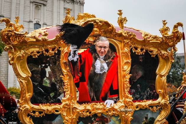 News Themen der Woche KW45 News Bilder des Tages Lord Mayor s Show, London, UK London, UK, 09th Nov 2025. The 696th Lord Mayor of London, Alderman Alastair King, in the golden Lord Mayor s State Coach at St Paul s, where he and his wife also receive a blessing. The Lord Mayor s Show, a colourful procession which dates back to the 13th century, sets off at Mansion House through the City of London via St Paul s to the Royal Courts and back. More than 120 floats and many groups from the Worshipful Companies, city trades, charities, the armed forces and others take part this year., Credit:IMAGEPLOTTER Avalon  Copyright: xIMAGEPLOTTERx xAvalonx 0932329002
